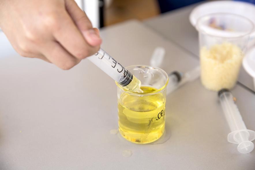 Finde Científico en MUNCYT - Primer plano de un experimento.