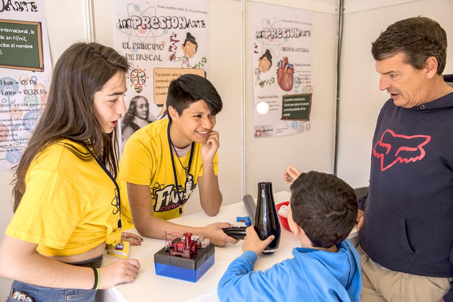 Finde Científico en MUNCYT - Imagen de las monitoras con los participantes.