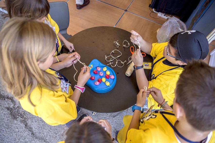 Finde Científico en MUNCYT - Jóvenes en una actividad.
