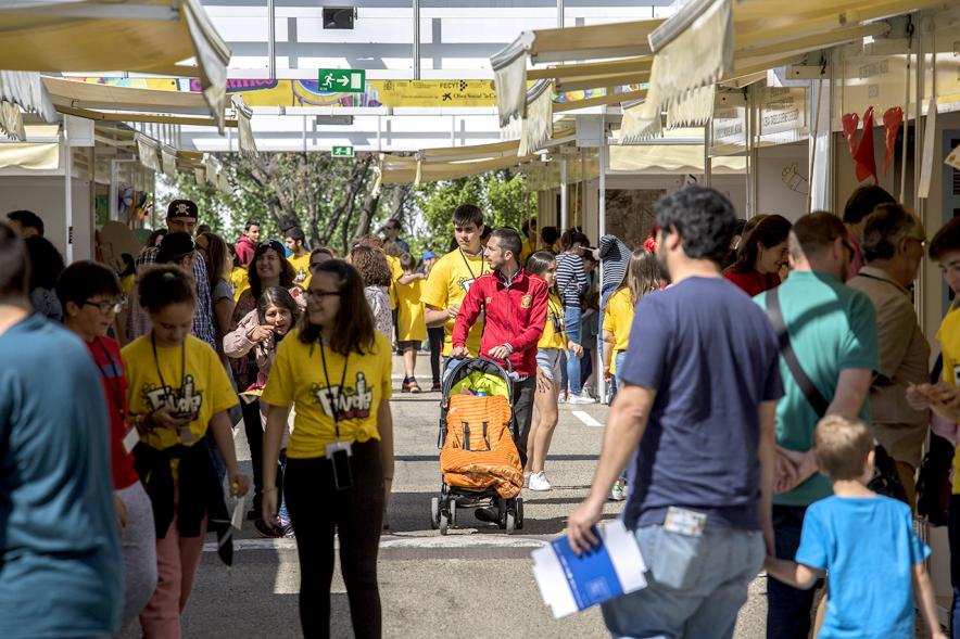 Finde Científico en MUNCYT - Grupo de monitores y participantes paseando.