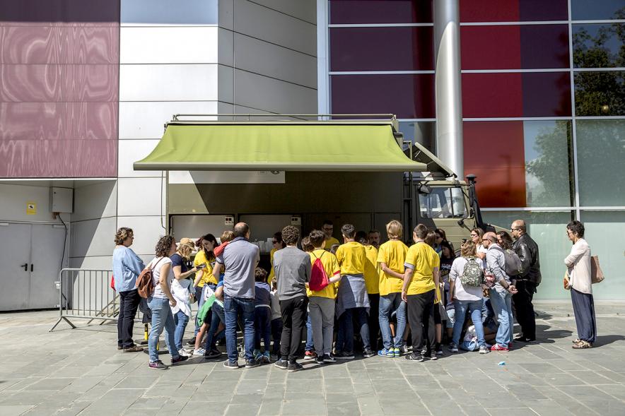 Finde Científico en MUNCYT - Un stand exterior. 