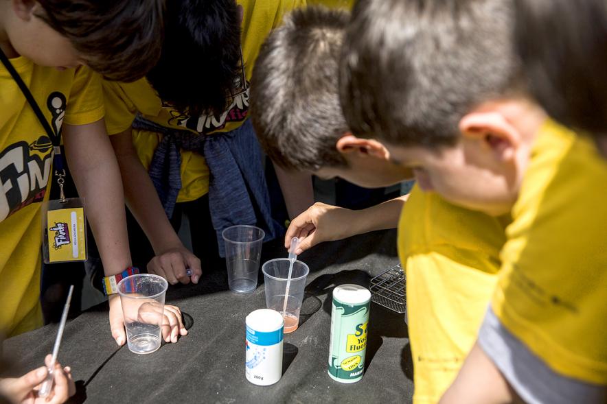 Finde Científico en MUNCYT - Grupo de niños experimentando.
