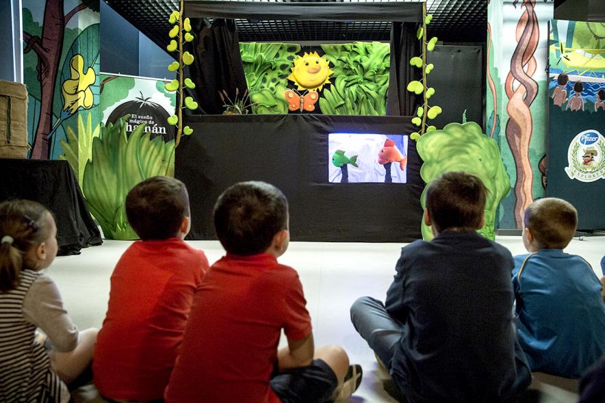 Finde Científico en MUNCYT - Imagen de los niños en el guiñol.