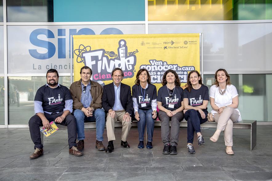 Finde Científico en MUNCYT - Posado de las autoridades municipales con los organizadores.