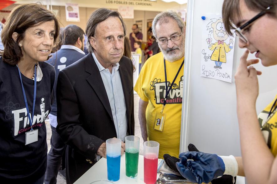 Finde Científico en MUNCYT - Primer plano del alcalde preguntando a un monitor.