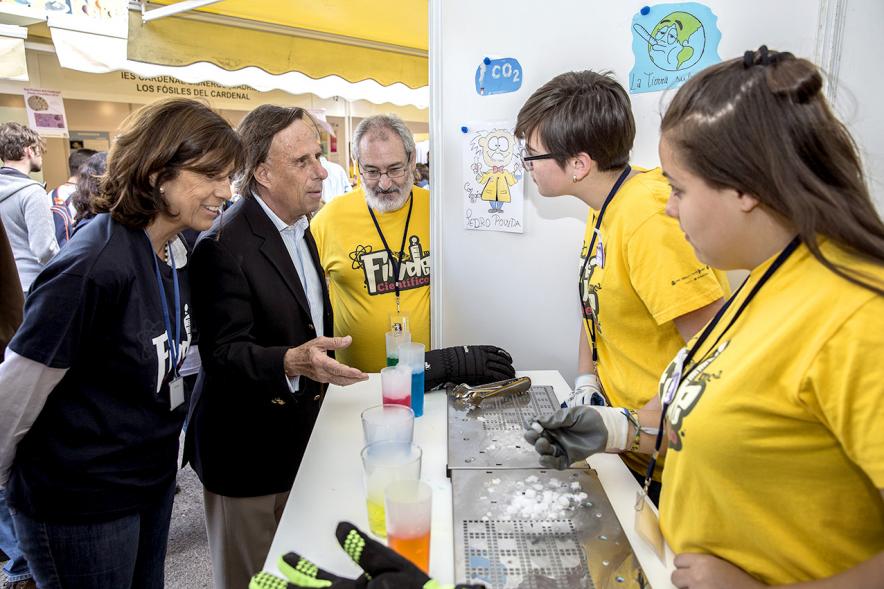 Finde Científico en MUNCYT -Imagen del alcalde preguntando a los jóvenes.
