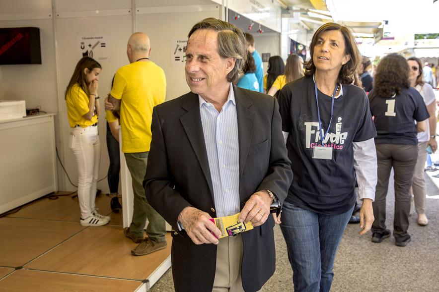 Finde Científico en MUNCYT - Primer plano del alcalde con la organizadora.