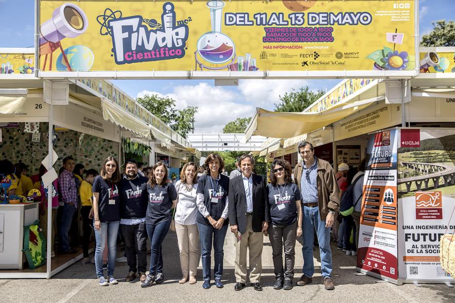 Finde Científico en MUNCYT - Posado de las autoridades municipales y varias participantes.