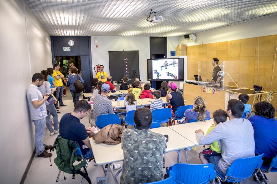 Finde Científico en MUNCYT - Imagen de una sala de audiovisual con sus participantes.