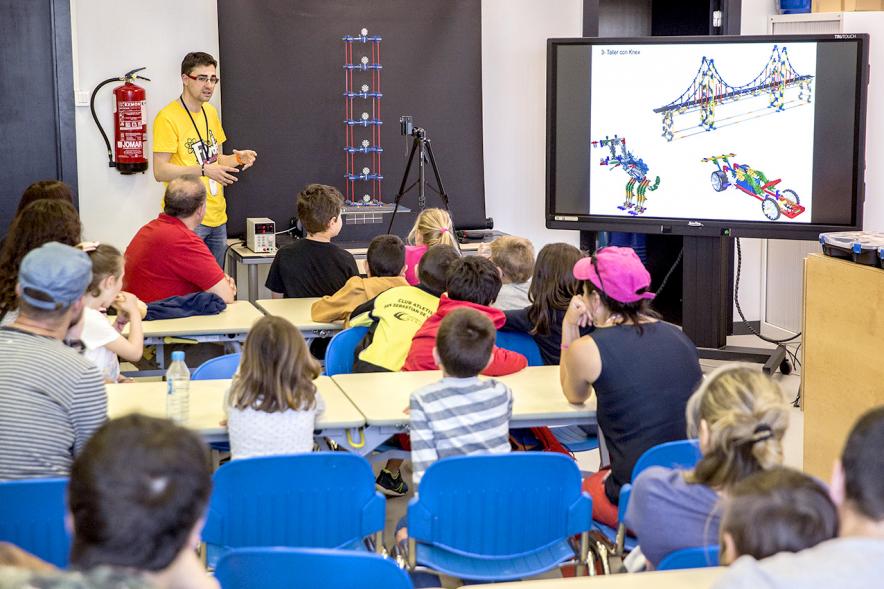 Finde Científico en MUNCYT - Sala de  audiovisuales llena de participantes.