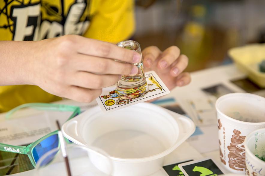 Finde Científico en MUNCYT - Primer plano de la realización de un experimento.