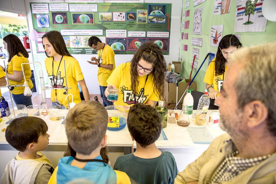 Finde Científico en MUNCYT - Plano de las monitoras y los asistentes infantiles.