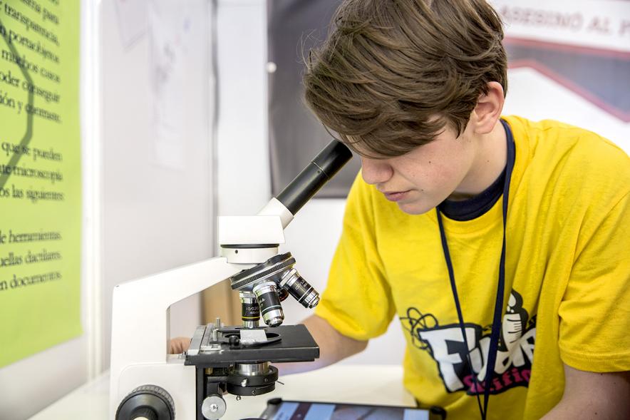 Finde Científico en MUNCYT - Primer plano de un monitor al microscopio.