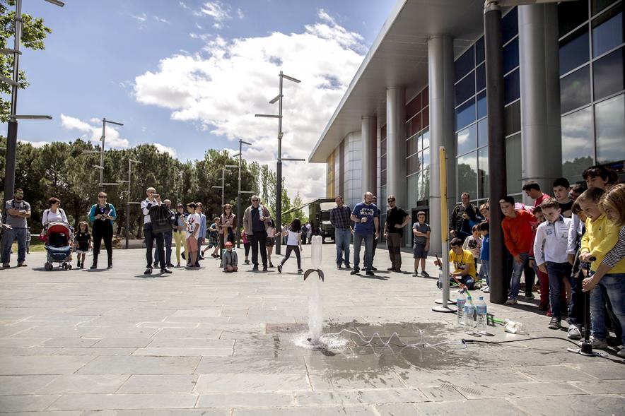 Finde Científico en MUNCYT - Plano general del público del exterior.