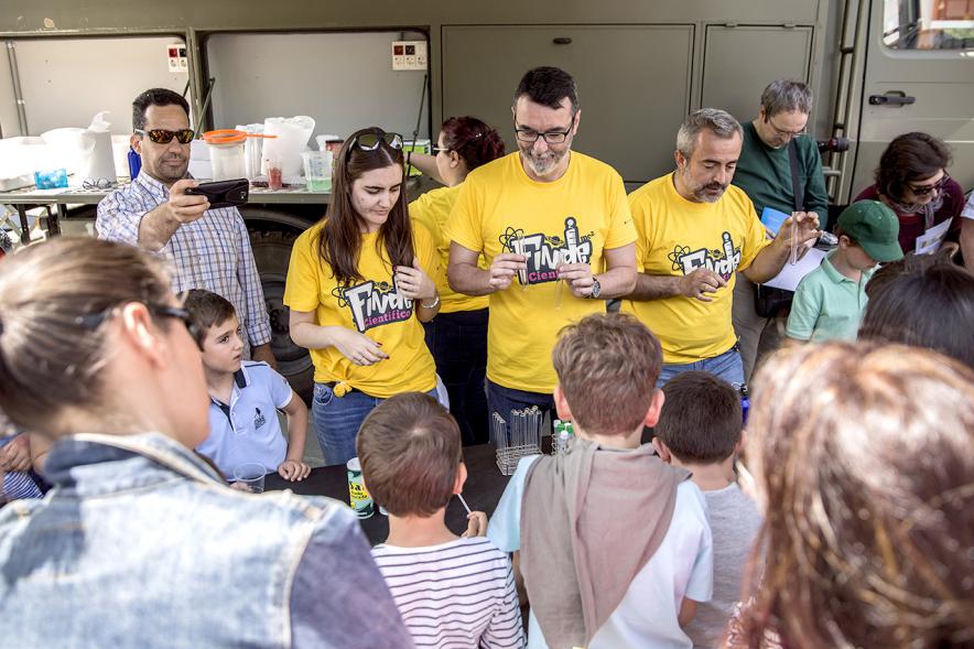 Finde Científico en MUNCYT -  Plano de los monitores con los niños.