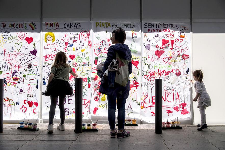 Finde Científico en MUNCYT - Imagen de un cartel con su público.