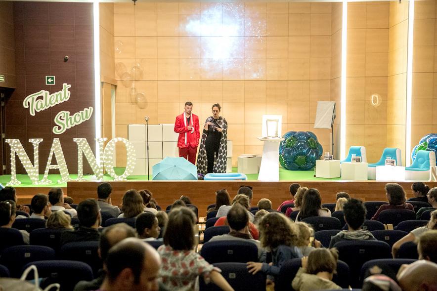 Finde Científico en MUNCYT -  Imagen del escenario con los animadores.