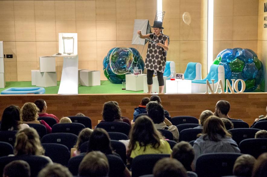 Finde Científico en MUNCYT - Imagen del escenario con una actuación y los asistentes.