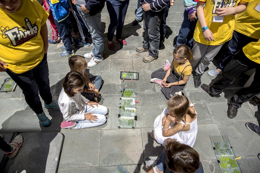 Finde Científico en MUNCYT - Corro de niños haciendo manualidades.