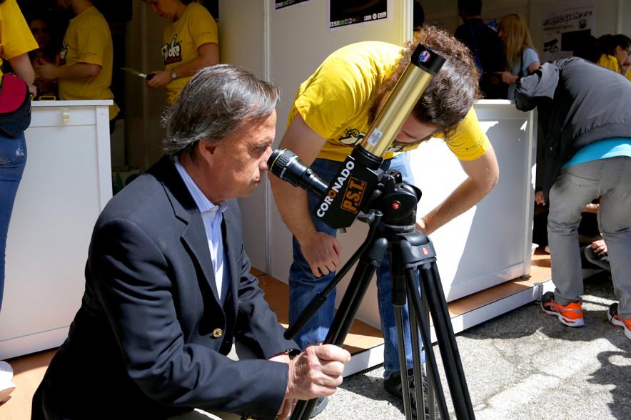 Finde Científico en MUNCYT - Primer plano del alcalde mirando por un telescopio.