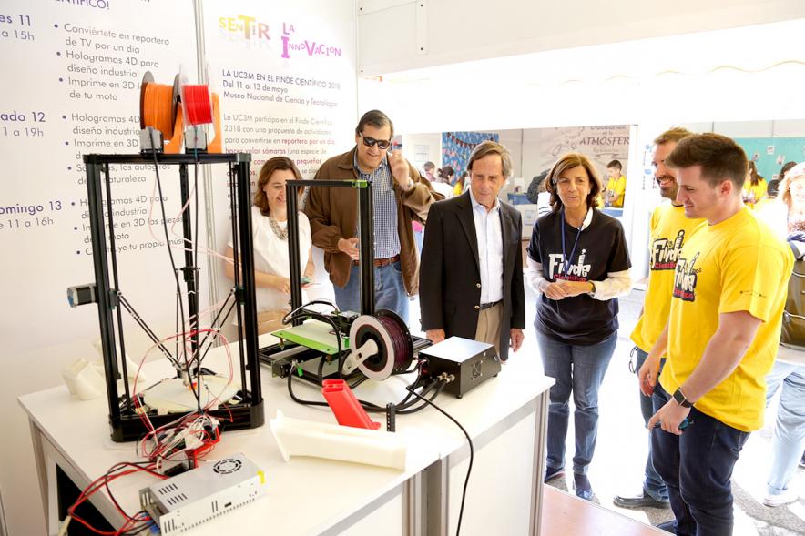 Finde Científico en MUNCYT - Imagen de las autoridades observando un experimento.