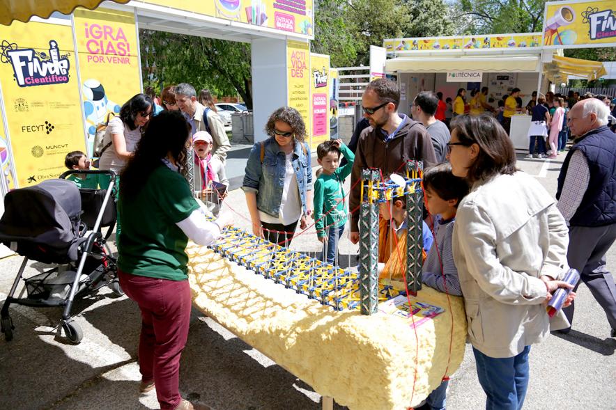 Finde Científico en MUNCYT - Stand exterior con  creaciones científicas.