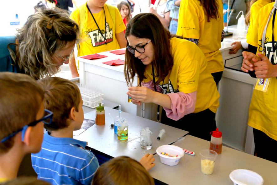 Finde Científico en MUNCYT - Primer plano de una monitora con los niños.