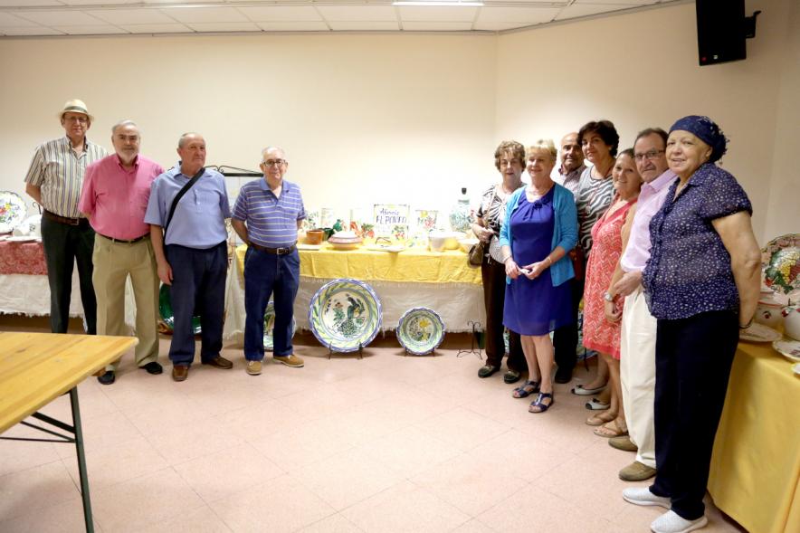 Semana Cultural de la Región de Murcia - Imagen vista panorámica de algunos visitantes y de los diferentes objetos expuestos.