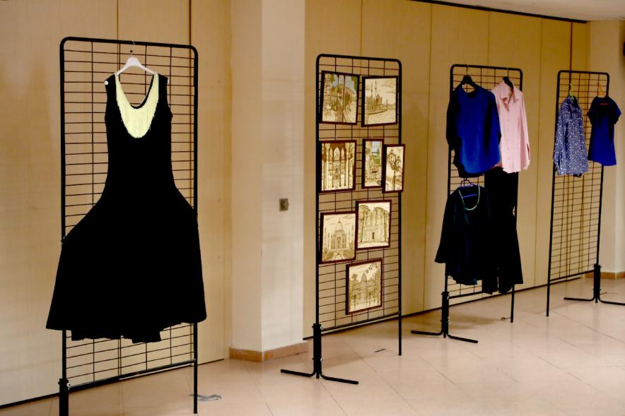 Exposición Semana Cultural Región de Murcia -Imagen de algunas de las obras expuestas, en este caso ropa.
