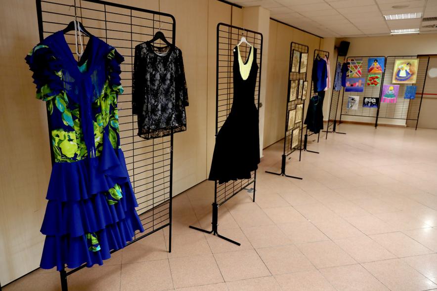 Exposición Semana Cultural Región de Murcia - Imagen de algunas de las obras expuestas, en este caso ropa.