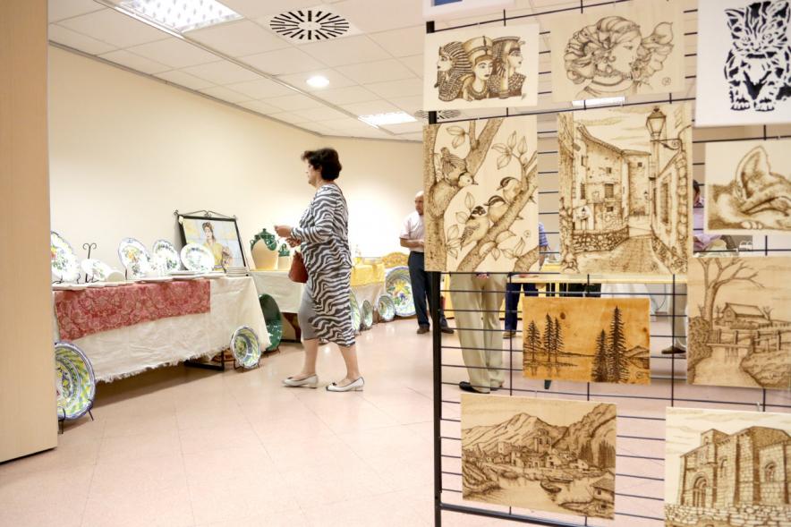 Semana Cultural de la Región de Murcia - Imagen de una persona visitando la exposición.