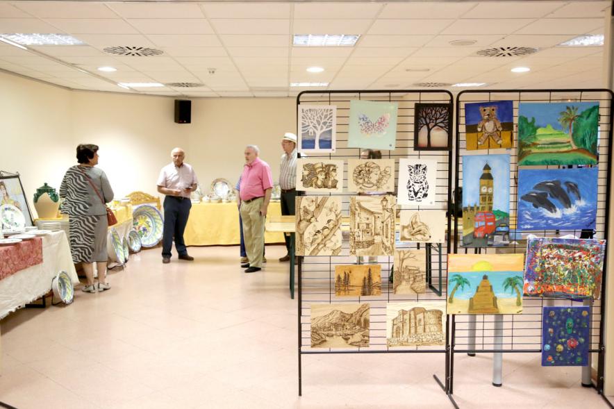 Semana Cultural de la Región de Murcia - Imagen de personas visitando la exposición.