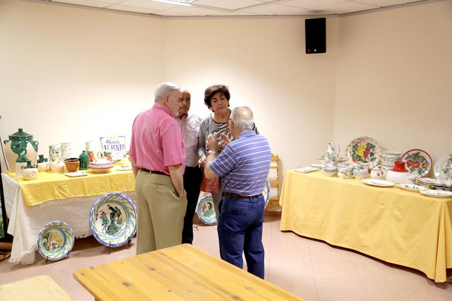 Semana Cultural de la Región de Murcia - Imagen de personas visitando la exposición.