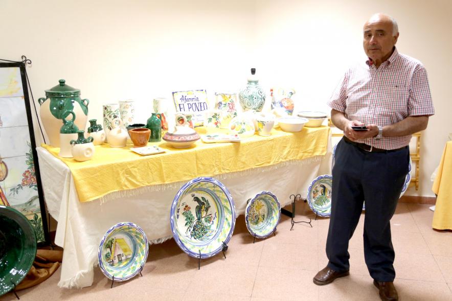 Semana Cultural de la Región de Murcia - Imagen de una persona visitando la exposición.