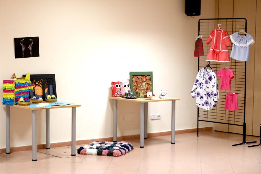 Exposición Semana Cultural Región de Murcia -Imagen de algunas de las obras expuestas, en este caso ropa.