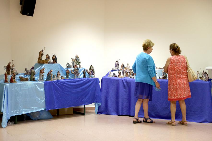 Semana Cultural de la Región de Murcia - Imagen de personas visitando la exposición.