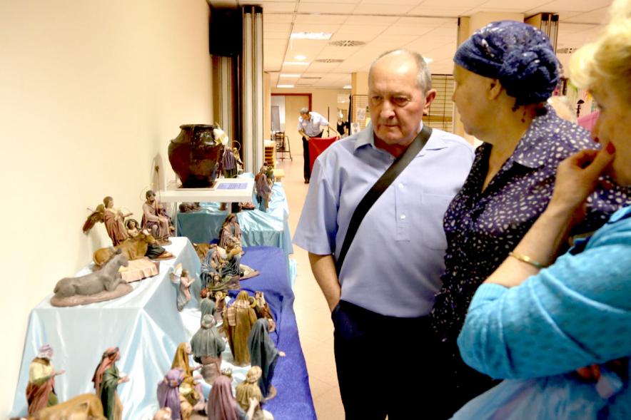 Semana Cultural de la Región de Murcia - Imagen de personas visitando la exposición.