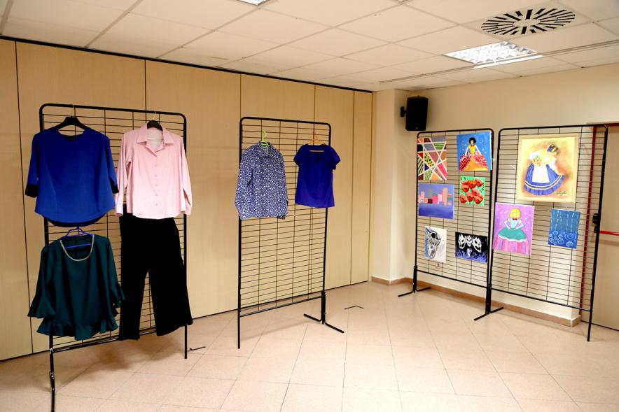 Exposición Semana Cultural Región de Murcia -  Imagen de algunas de las obras expuestas, en este caso ropa y otros objetos.