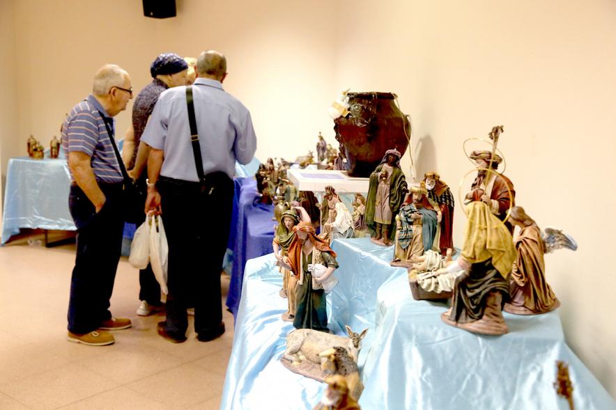 Semana Cultural de la Región de Murcia - Imagen de personas visitando la exposición.