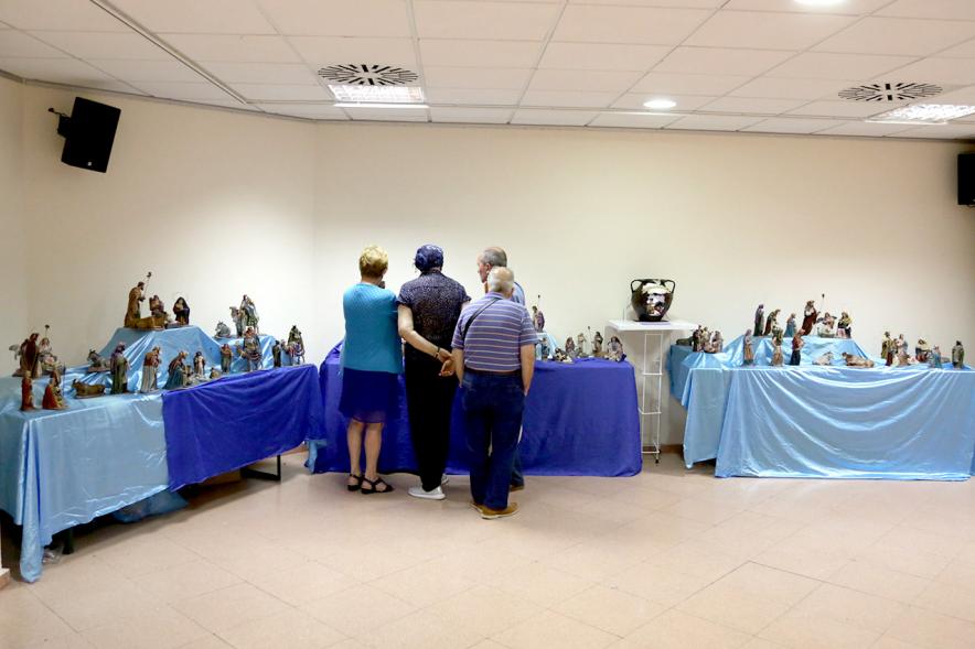Semana Cultural de la Región de Murcia - Imagen de personas visitando la exposición.