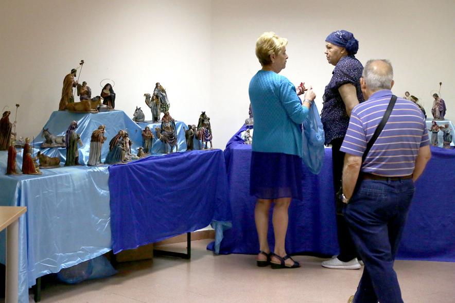 Semana Cultural de la Región de Murcia - Imagen de personas visitando la exposición.