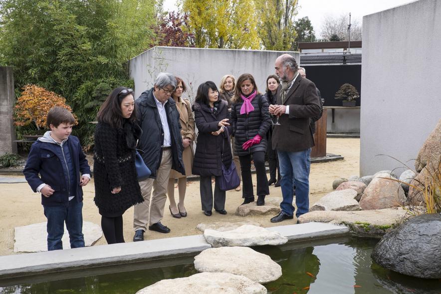 Inauguración Exposición de Bonsais 30º Aniversasrio Escuela y Colección Luis Vallejo - Imagen del público asistente.