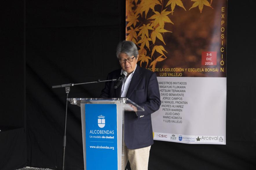 Inauguración Exposición de Bonsais 30º Aniversasrio Escuela y Colección Luis Vallejo - Imagen personas dirigiéndose al público presente.