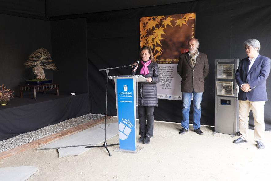 Inauguración Exposición de Bonsais 30º Aniversasrio Escuela y Colección Luis Vallejo - Imagen personas dirigiéndose al público presente.