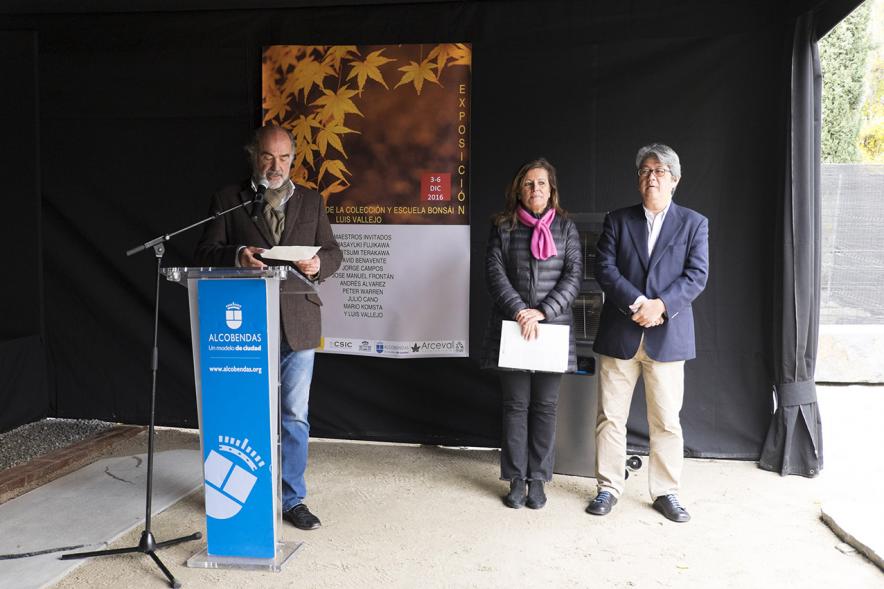 Inauguración Exposición de Bonsais 30º Aniversasrio Escuela y Colección Luis Vallejo - Imagen personas dirigiéndose al público presente.