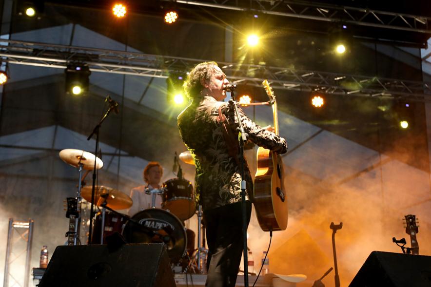 Noche de San Juan 2018 - Música a la Carpa - Imagen de un momento de la actuación de un cantante de un grupo en el escenario.