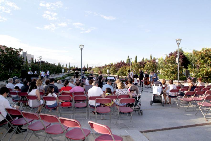 La Música Conquista la Calle - Avda Pablo Iglesias - Imagen de público asistente al evento.