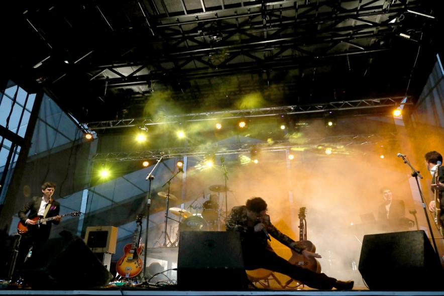 Noche de San Juan 2018 - Música a la Carpa - Imagen de un momento de la actuación de un cantante de un grupo en el escenario.