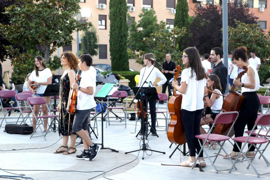 La Música Conquista la Calle - Avda Pablo Iglesias - Imagen de varios jóvenes con diferentes instrumentos de cuerda.