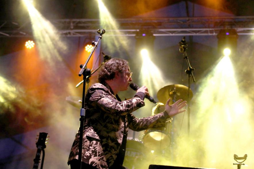Noche de San Juan 2018 - Música a la Carpa -  Imagen de un momento de la actuación de un cantante de un grupo en el escenario.